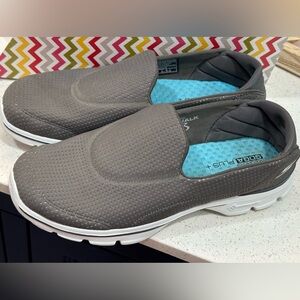 Skechers Go Walk 3 - size 9.5